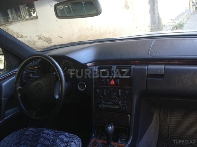 Mercedes E 240 1997, 270,000 km - 2.4 l - Bakı
