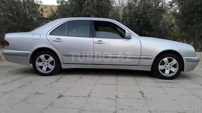 Mercedes E 220 2001, 296,000 km - 2.2 l - Bakı