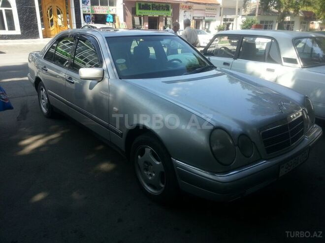 Mercedes E 240 1998, 289,100 km - 2.4 l - Qax