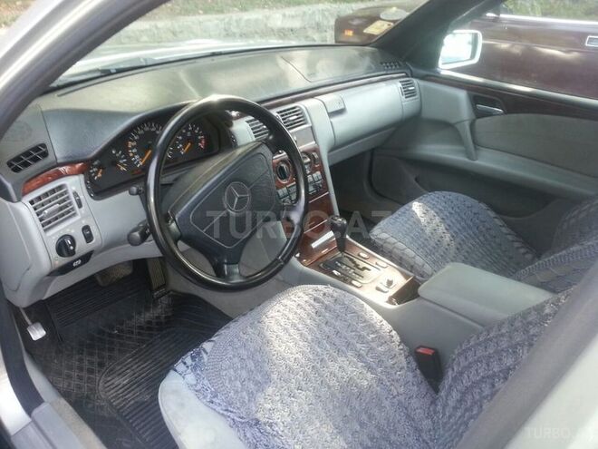 Mercedes E 240 1998, 289,100 km - 2.4 l - Qax