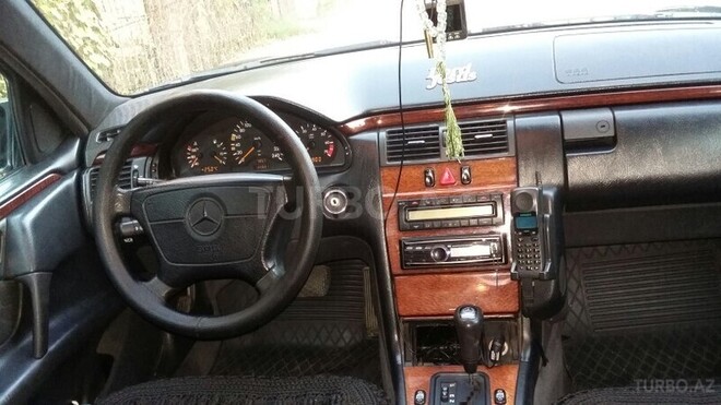 Mercedes E 230 1997, 299,999 km - 3.2 л - Bakı