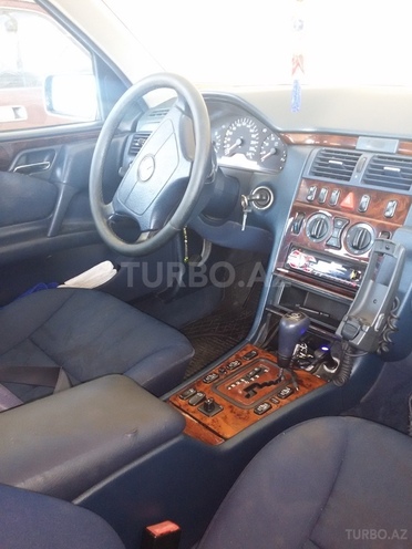 Mercedes E 240 1999, 242,000 km - 2.4 l - Bakı