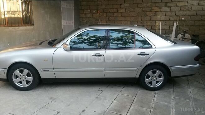 Mercedes E 220 1998, 286,200 km - 2.2 l - Bakı