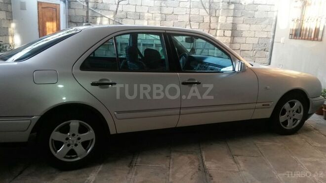 Mercedes E 220 1998, 286,200 km - 2.2 l - Bakı