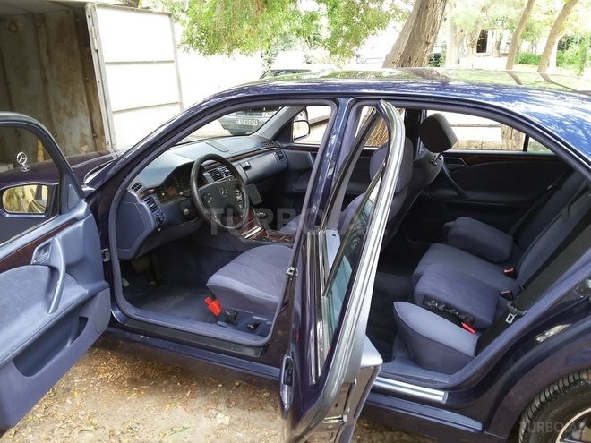 Mercedes E 240 2000, 179,800 km - 2.6 l - Bakı