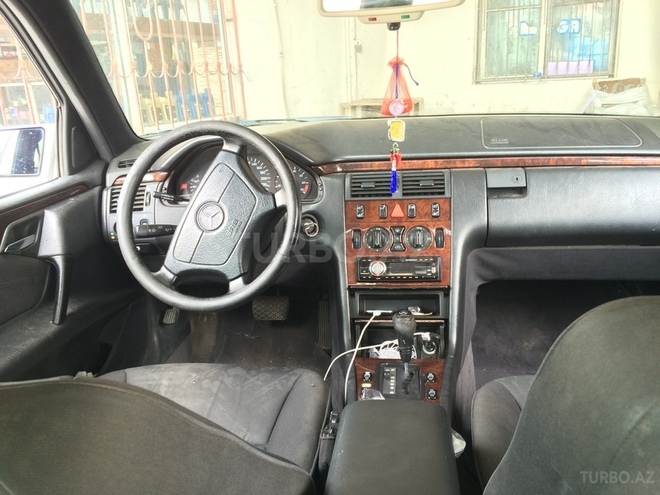 Mercedes E 230 1995, 340,000 km - 0.3 л - Bakı