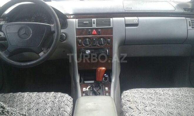 Mercedes E 220 1996, 250,000 km - 2.2 л - Sumqayıt