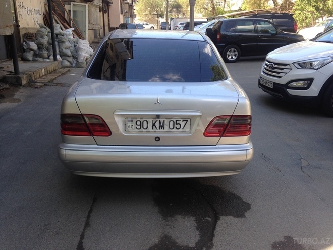 Mercedes E 220 2001, 283,000 km - 2.2 l - Bakı