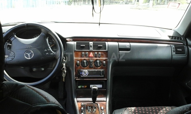 Mercedes E 220 2001, 236,000 km - 2.2 л - Sumqayıt