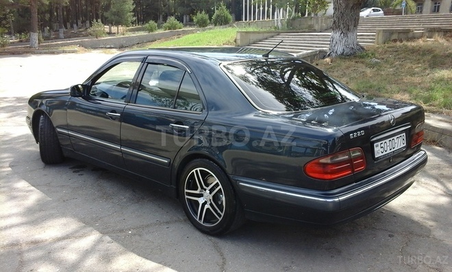 Mercedes E 220 2001, 236,000 km - 2.2 л - Sumqayıt