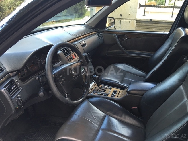 Mercedes E 320 2001, 250,000 km - 3.2 l - Bakı
