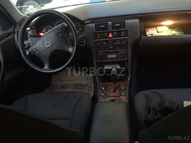 Mercedes E 220 2000, 150,000 km - 2.2 л - Yevlax