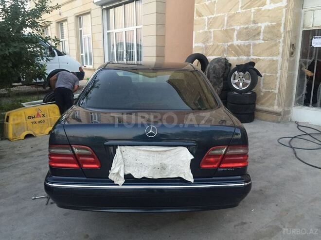 Mercedes E 220 2000, 150,000 km - 2.2 л - Yevlax