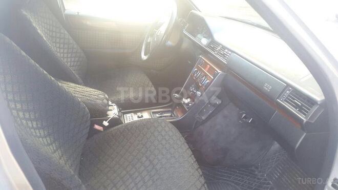 Mercedes E 220 1995, 317,000 km - 2.2 l - Bakı