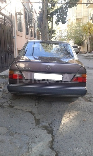 Mercedes E 220 1992, 39,400 km - 2.0 l - Bakı
