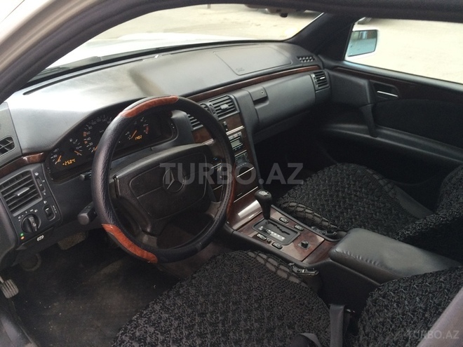 Mercedes E 230 1996, 305,000 km - 2.3 l - Bakı