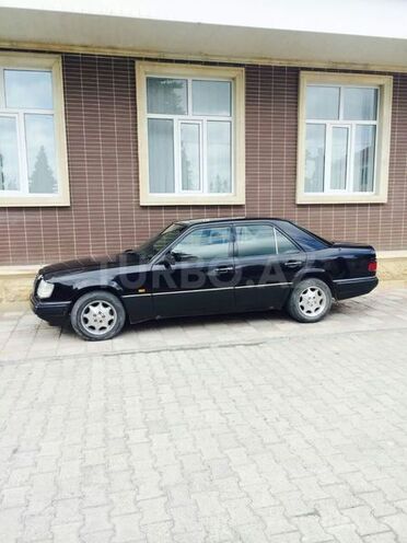 Mercedes E 220 1995, 385,000 km - 2.2 l - Qusar