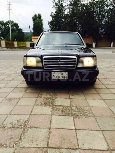 Mercedes E 220 1995, 385,000 km - 2.2 l - Qusar