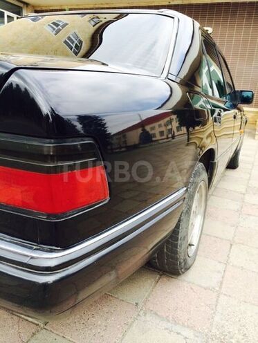 Mercedes E 220 1995, 385,000 km - 2.2 l - Qusar