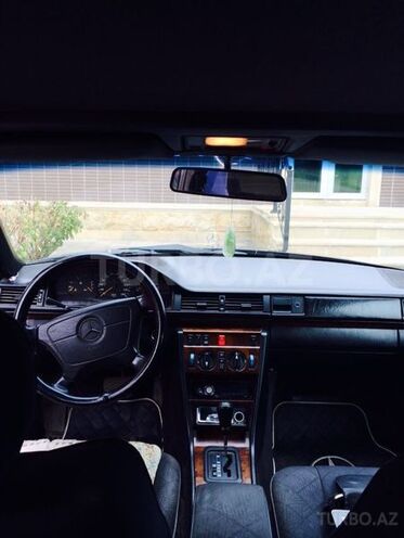 Mercedes E 220 1995, 385,000 km - 2.2 l - Qusar