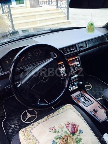 Mercedes E 220 1995, 385,000 km - 2.2 l - Qusar