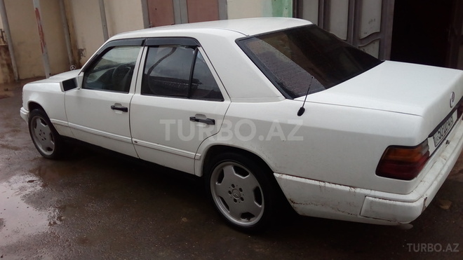 Mercedes E 200 1993, 35,000 km - 2.0 l - Bakı