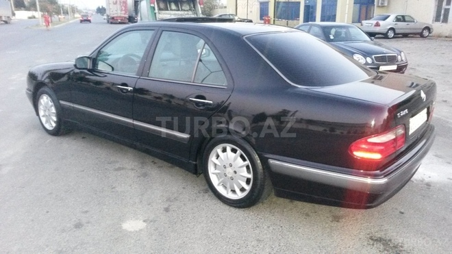 Mercedes E 240 2000, 211,000 km - 2.4 л - Sumqayıt
