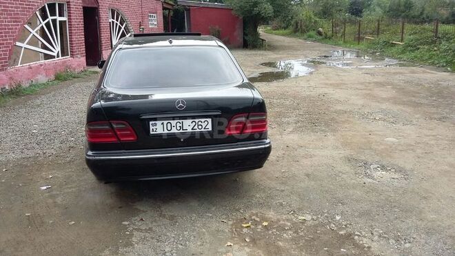Mercedes E 280 2001, 383,000 km - 2.8 l - Bakı