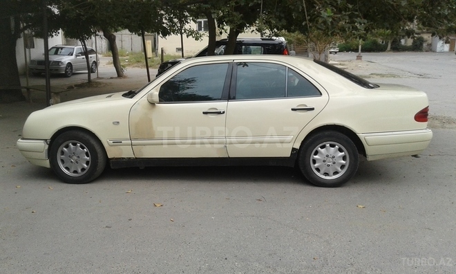 Mercedes E 220 1997, 240,000 km - 2.2 l - Bakı