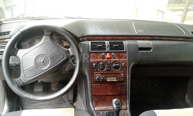 Mercedes E 220 1997, 240,000 km - 2.2 l - Bakı