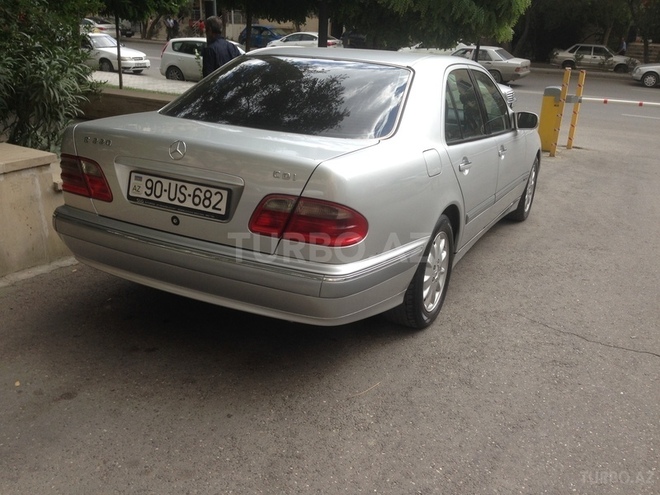 Mercedes E 220 2000, 230,000 km - 2.2 l - Bakı