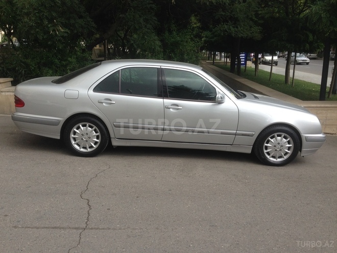 Mercedes E 220 2000, 230,000 km - 2.2 l - Bakı