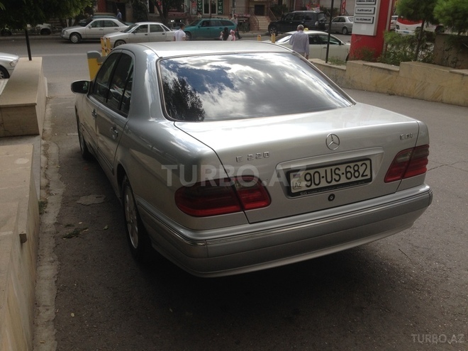 Mercedes E 220 2000, 230,000 km - 2.2 l - Bakı