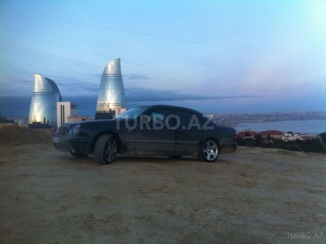 Mercedes E 220 1999, 33,000 km - 2.0 l - Bakı