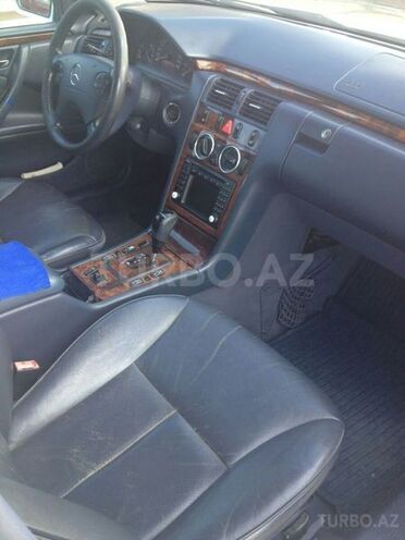 Mercedes E 320 2001, 230,000 km - 3.2 л - Bakı