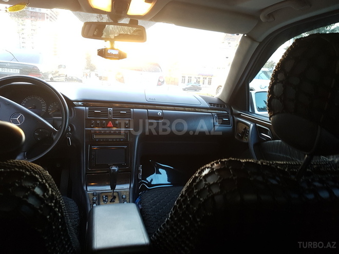 Mercedes E 320 1999, 290,000 km - 3.2 l - Bakı