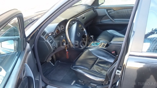 Mercedes E 270 2000, 330,000 km - 2.7 l - Bakı