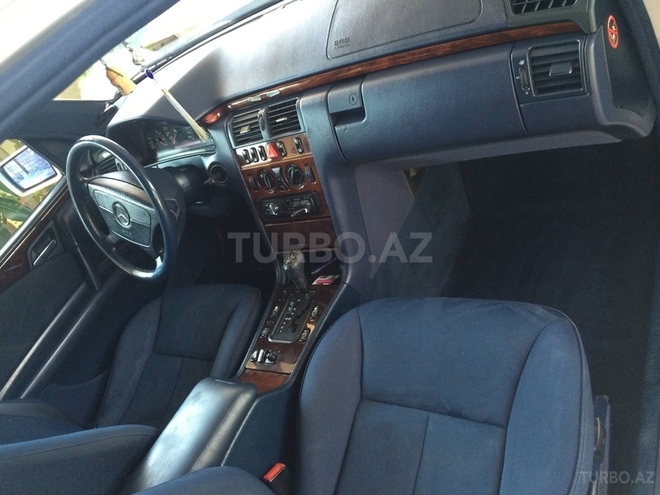 Mercedes E 240 1997, 271,600 km - 2.4 l - Bakı