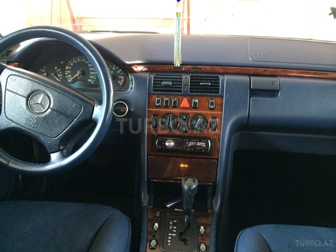 Mercedes E 240 1997, 271,600 km - 2.4 l - Bakı