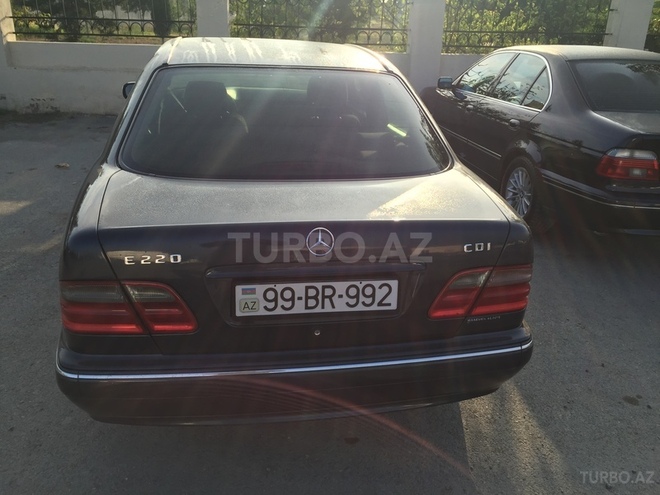 Mercedes E 220 2000, 318,000 km - 2.2 l - Bərdə