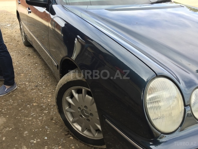 Mercedes E 220 2000, 318,000 km - 2.2 l - Bərdə
