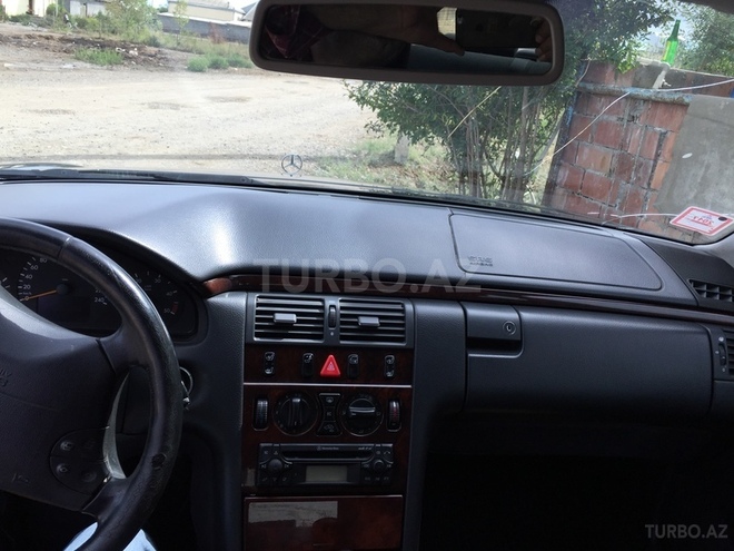 Mercedes E 220 2000, 318,000 km - 2.2 l - Bərdə