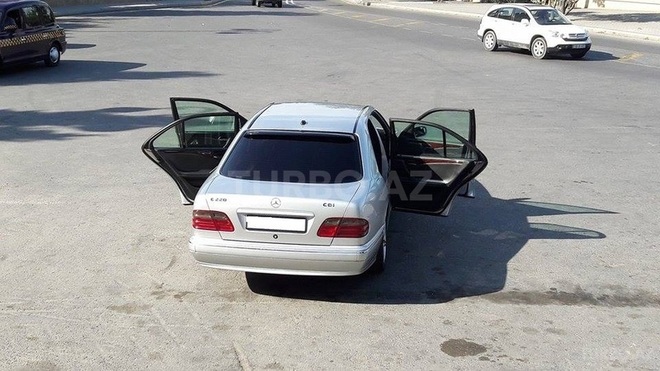 Mercedes E 220 2001, 232,000 km - 2.2 l - Bakı