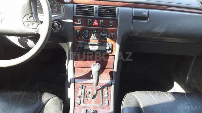 Mercedes E 220 2001, 232,000 km - 2.2 l - Bakı