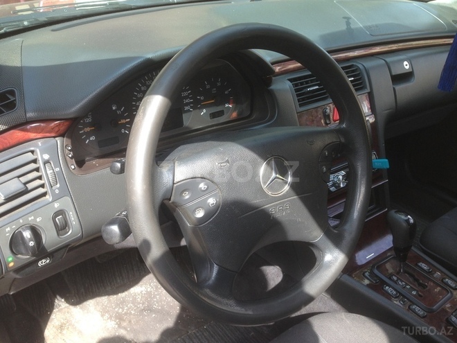 Mercedes E 220 2001, 266,000 km - 2.2 l - Bakı