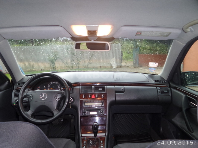 Mercedes E 240 2001, 260,000 km - 2.4 l - Füzuli