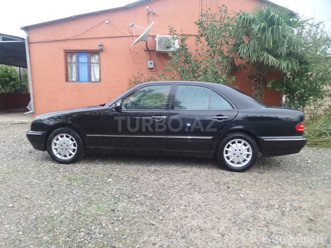Mercedes E 240 2001, 260,000 km - 2.4 l - Füzuli