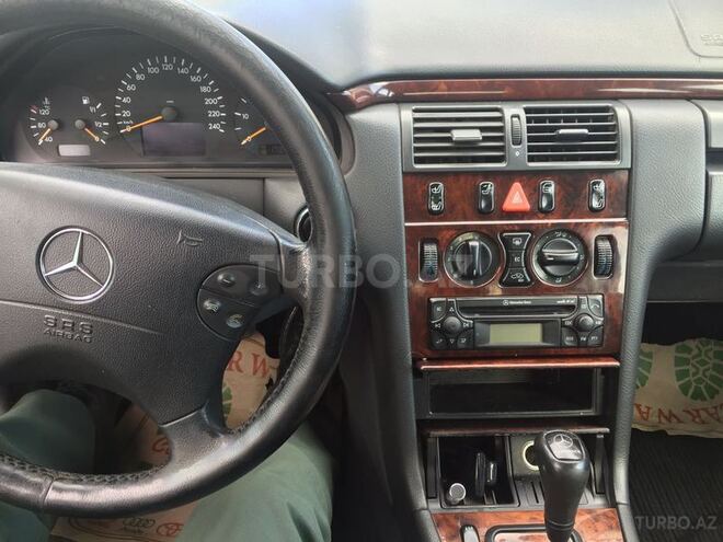 Mercedes E 220 2000, 318,000 km - 2.2 l - Yevlax