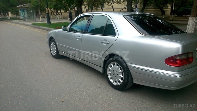 Mercedes E 220 2001, 135,000 km - 2.2 l - Sumqayıt