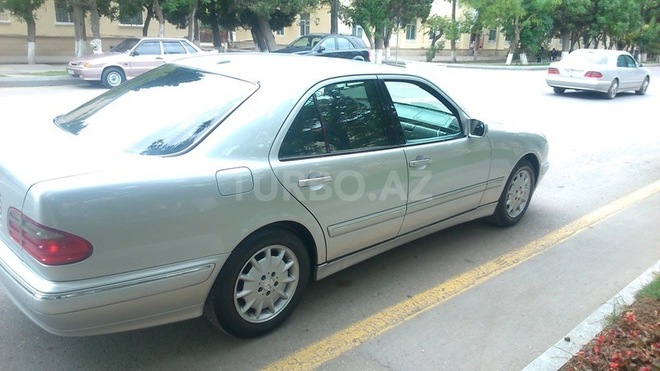 Mercedes E 220 2001, 135,000 km - 2.2 l - Sumqayıt